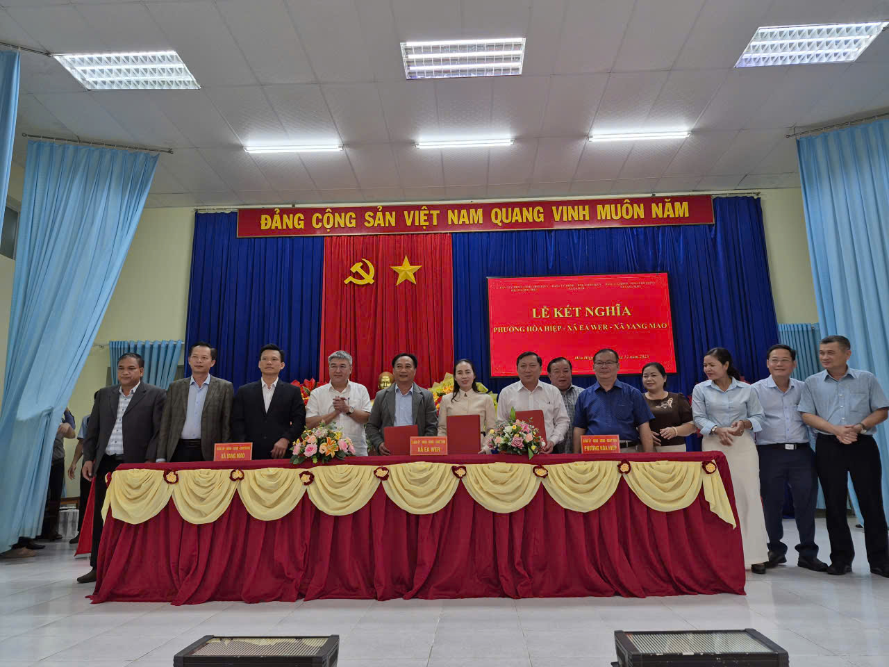 ĐẢNG ỦY, HĐND, UBND, ỦY BAN MTTQ VIỆT NAM PHƯỜNG HÒA HIỆP, XÃ EA WER VÀ XÃ YANG MAO TỔ CHỨC LỄ KẾT NGHĨA, GIAI ĐOẠN 2025 - 2030